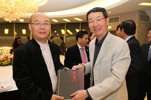 中國(guó)駐紐約總領(lǐng)事孫國(guó)祥會(huì)見(jiàn)劉東華